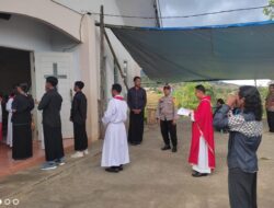 Pastikan Umat Kristiani Beribadah Dengan Nyaman, Bhabinkamtibmas Polsek Donggo Laksanakan Pengamanan di Gereja Santo Paulus