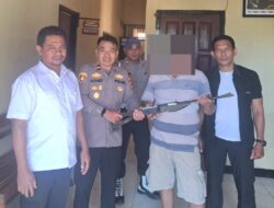 Tokoh Pemuda Desa Rompo Serahkan Senjata Laras Panjang Secara Sukarela ke Polsek Langgudu
