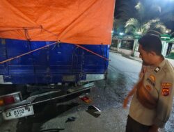 Respon Cepat Laporan Warga, Polsek Sape Evakuasi Lakalantas Pemotor dan Truk