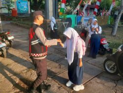 Polsek Kayangan Gelar Rawan Pagi di SMPN 1 Kayangan, Pastikan Arus Lalu Lintas dan Kamtibmas Kondusif