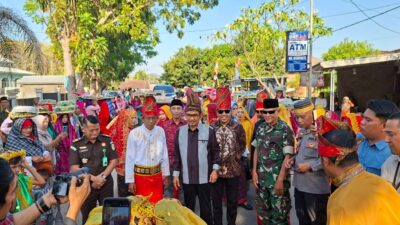 Lestarikan Adat Tana Samawa dan Dorong UMKM, Kapolsek Moyo Hulu Kawal Puncak Harla Desa Pernek ke-67