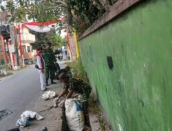 Gotong Royong Babinsa dan Warga Cegah Genangan Hujan