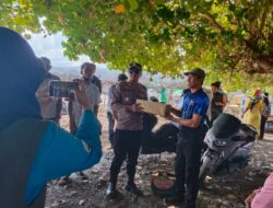 Kapolsek Hu’u Bersama Bhabinkamtibmas Ikut Beach Clean, Dukung Kebersihan Pesisir dan Kepedulian Lingkungan