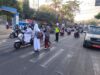 Berikan Rasa Aman, Sat Lantas Polres Bima Kota Bantu Pelajar Menyeberang di Jam Sibuk Pagi
