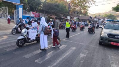 Berikan Rasa Aman, Sat Lantas Polres Bima Kota Bantu Pelajar Menyeberang di Jam Sibuk Pagi