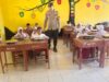 Bhabinkamtibmas Polsek Donggo Monitoring Penyaluran MBG Bagi Ribuan Pelajar dan Kelompok B3
