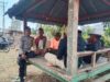 Bhabinkamtibmas Polsek Pekat Ajak Warga Jaga Kamtibmas dan Manfaatkan Lahan Pekarangan