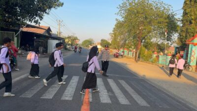 Hadir Berikan Rasa Aman di Pagi Hari, Polsek Utan Laksanakan Strong Point di Depan SMPN 1 Utan