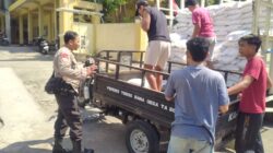 Bhabinkamtibmas Desa Teros Monitoring Penerimaan Bantuan Beras Pemerintah untuk 610 KK