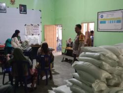 Bhabinkamtibmas Desa Dasan Borok Monitor Penyaluran Bantuan Pangan Beras kepada 423 KPM