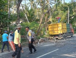 Bhabinkamtibmas Kelurahan Geres Amankan Penebangan Pohon, Antisipasi Gangguan Pengguna Jalan