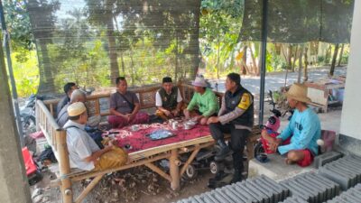 Bhabinkamtibmas Desa Denggen Timur Sambangi Warga, Sampaikan Imbauan Kamtibmas dan Dukung Ketahanan Pangan