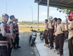 Patroli di Desa Kuang, Polisi Sapa Pelajar dan Ingatkan Langsung Pulang Usai Sekolah
