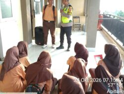 Bhabinkamtibmas Desa Apitaik Sosialisasikan Program Polisi Peduli Pendidikan dan Imbau Siswa Tertib Berlalu Lintas