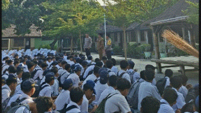 Bhabinkamtibmas dan Kanit Binmas Labuhan Haji Sosialisasikan SMA Kemala Taruna Bhayangkara di SMPN 1 Labuhan Haji
