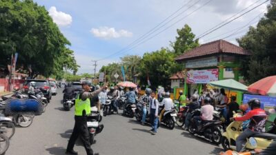 Sambut Jam Kepulangan Sekolah, Satlantas Polres Sumbawa Gencarkan Pengaturan Lalu Lintas Strong Point Siang