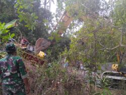 Truk Pengangkut Ekskavator Terbalik, Babinsa Hadir Bantu Evakuasi