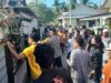 Anggota Piket Polsek Jereweh Bersama Damkarmat Padamkan Api di Rumah Warga