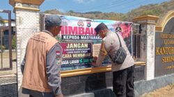 Cegah Kebakaran Hutan dan Lahan, Bhabinkamtibmas Sekongkang Bawah Pasang Banner Imbauan Kapolres Sumbawa Barat