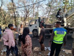 Polsek Rasanae Barat Gerak Cepat Evakuasi Truk Buah Terguling di Danataraha