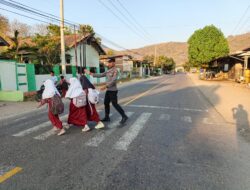 Hadir Berikan Rasa Aman di Pagi Hari, Personil Polsek Rhee Laksanakan Pengaturan Lalu Lintas di SDN Rhee Beru