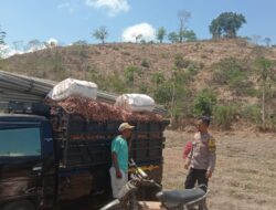 Bhabinkamtibmas Rababaka Ajak Petani Sisihkan Hasil Panen Bawang untuk Dukung Ketahanan Pangan