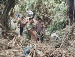 Jaga Keasrian dan Cegah Banjir, Bhabinkamtibmas Menala Bersama Warga Gelar Gotong Royong Bersihkan Aliran Sungai