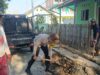 Wujudkan Lingkungan Sehat dan Sukseskan Lomba STBM, Bhabinkamtibmas Kelurahan Bugis Gotong Royong Bersama Warga