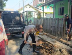Wujudkan Lingkungan Sehat dan Sukseskan Lomba STBM, Bhabinkamtibmas Kelurahan Bugis Gotong Royong Bersama Warga