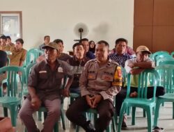 Dukung Kelancaran Pilkades, Bhabinkamtibmas Desa Kokarlian Hadiri Sosialisasi dan Simulasi E-Voting