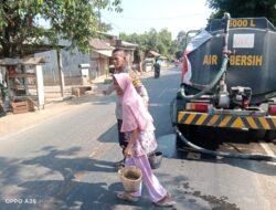 Bantu Warga Terdampak Kekeringan, Bhabinkamtibmas Polsek Pajo Salurkan Air Bersih dan Ajak Warga Manfaatkan Lahan Pekarangan