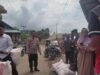 Monitoring Pembagian Pupuk, Bhabinkamtibmas Polsek Donggo Sampaikan Himbauan Kamtibmas