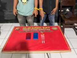 POLSEK PEKAT UNGKAP DUGAAN PEREDARAN SABU, DUA PRIA DISERAHKAN KE SATRESNARKOBA POLRES DOMPU