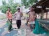 Sambangi warga binaan di pesisir Bhabinkamtibmas Polsek Soromandi ingatkan warga waspada Cuaca ekstrim