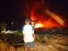 Babinsa Sesela Bersama Warga Cegah Api Meluas