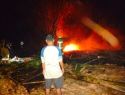 Babinsa Sesela Bersama Warga Cegah Api Meluas