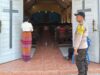 Minggu Kasih, Bhabinkamtibmas Polsek Donggo Laksanakan Pengamanan Umat Kristiani Yang Beribadah di Gereja Santo Paulus