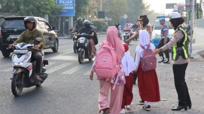 Polisi Peduli Pendidikan, Kapolres Sumbawa Turun Jalan Pengawalan Penyeberangan Siswa SDN 2 Labuhan Sumbawa