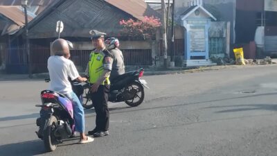 Sat Lantas Polres Dompu Gelar Strong Point Pagi, Wujudkan Kamseltibcarlantas yang Aman dan Lancar