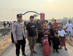 Amankan Hiburan Tradisional dan Atur Arus Lalu Lintas, Bhabinkamtibmas Desa Pukat Gelar Pengamanan Giat Kecimol