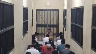 Bina Kerohanian Warga Binaan, Kasat Tahti Polres Sumbawa Pimpin Sholat Magrib Berjamaah di Rutan
