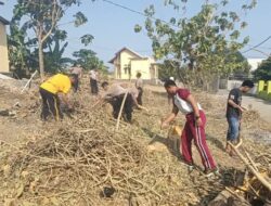 Tingkatkan Solidaritas dan Kenyamanan Pelayanan, Kapolsek Moyo Hilir Pimpin Gotong Royong Kebersihan Mako