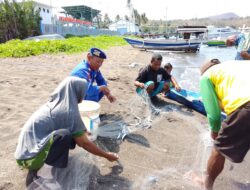 SAT POLAIRUD POLRES DOMPU LAKSANAKAN PATROLI DIALOGIS DAN POLISI PENOLONG, DORONG KETAHANAN PANGAN MASYARAKAT PESISIR