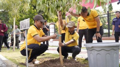 Kapolda NTB Tanam Pohon di Kejati, Ajak Masyarakat Bangun Kebiasaan Hijau