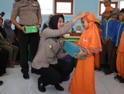 Implementasi Program Kapolri “Polisi Bersama Masyarakat”, Kapolres Sumbawa Sambangi Sekolah dan Salurkan Bantuan Pendidikan di Lenangguar