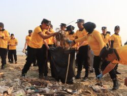 Wujud Kepedulian Lingkungan, Polresta Tuban Gelar Aksi Bersih Pantai dan Tanam 200 Bibit Cemara