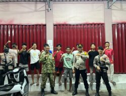 Patroli Malam Polres Dompu, Petugas Periksa Barang Bawaan dan Berikan Edukasi Kamtibmas kepada Masyarakat