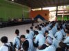 Implementasi “Polisi Peduli Pendidikan”, Kapolsek Sumbawa Berikan Pembinaan Disiplin dan Tertib Berlalu Lintas di SMKN 2 Sumbawa