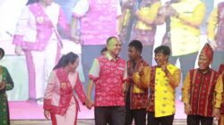Kapolres Sumbawa Barat Bersama Istri Tampil Meriahkan Fashion Show Event Tahunan Dekranasda 2026