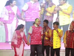 Kapolres Sumbawa Barat Bersama Istri Tampil Meriahkan Fashion Show Event Tahunan Dekranasda 2026